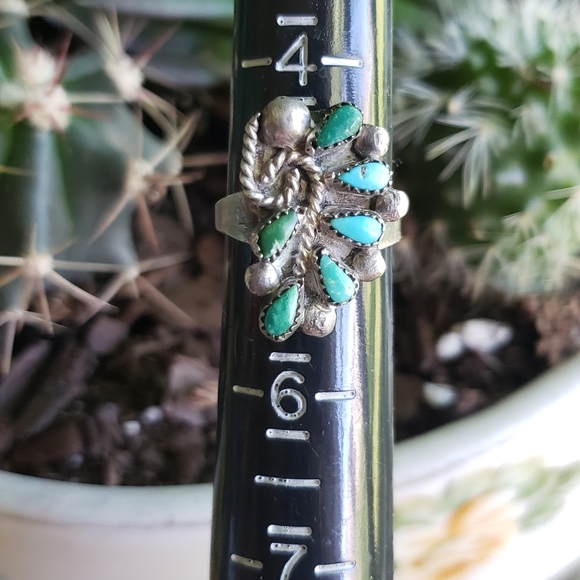 Vintage Zuni Sterling and Turquoise Ring - Picture 8 of 11